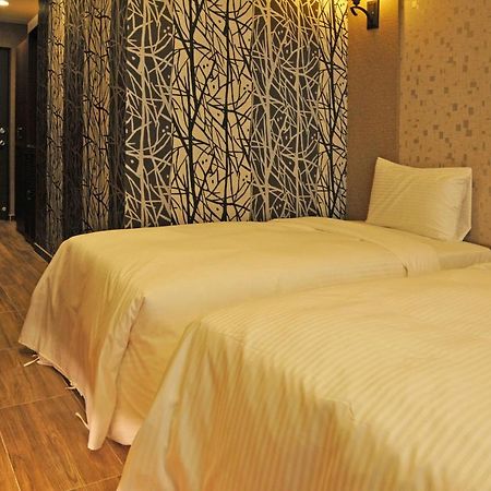 Maple Hotel Second Branch Тайнань Экстерьер фото