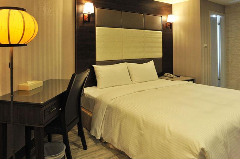 Maple Hotel Second Branch Тайнань Экстерьер фото
