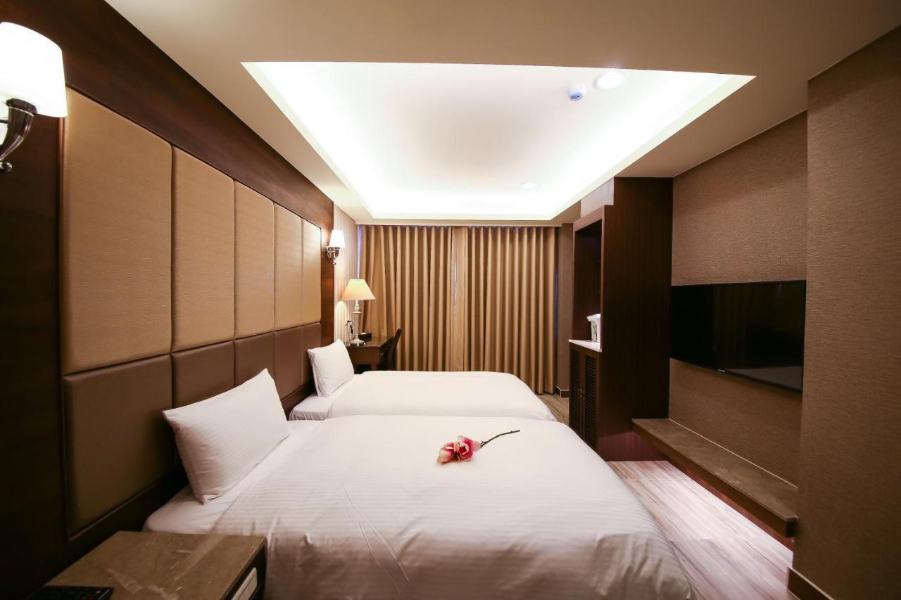 Maple Hotel Second Branch Тайнань Экстерьер фото