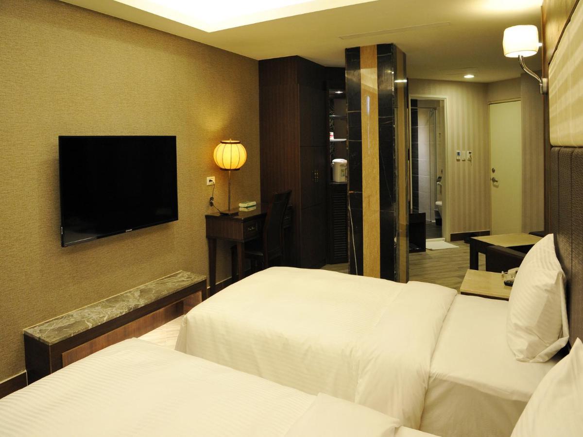 Maple Hotel Second Branch Тайнань Экстерьер фото