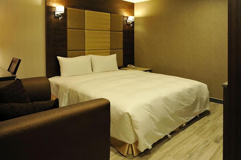 Maple Hotel Second Branch Тайнань Экстерьер фото